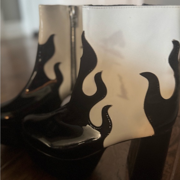 Current Mood Black and White Flame Platform Boots - Picture 4 of 7